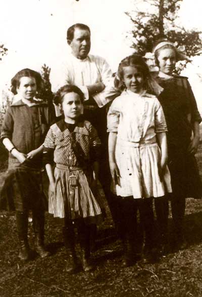 Will and his four girls, left to right—Berniece, Laura (Catherine), Alice (Ruby), and Anne (Sharon)